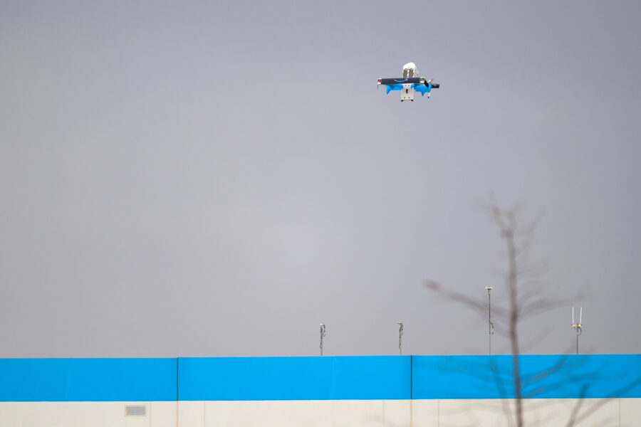 A delivery drone takes off from Amazon’s SXT8 warehouse in Richardson, Texas. Credit: Andrew Liu/Inside Climate News