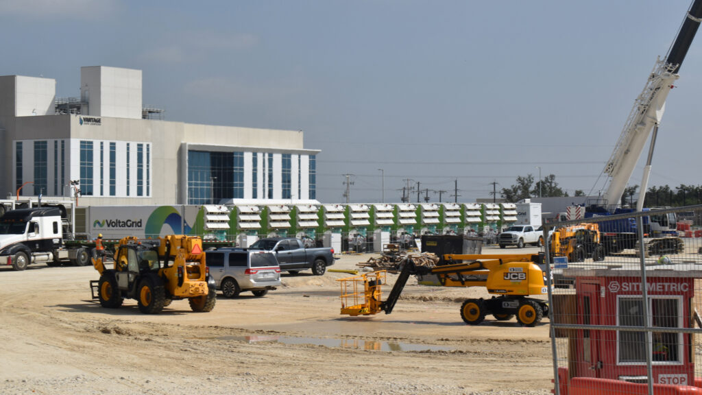 A Vantage data center on Rogers Road in San Antonio includes a gas-powered turbine and backup diesel generators. Credit: Brendan Gibbons/Environmental Integrity Project