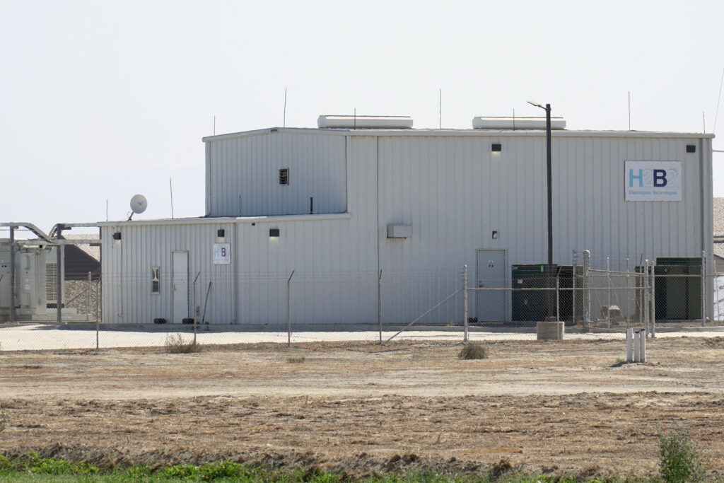 The H2B2 Electrolysis Technologies building next to the Bar 20 dairy farm in Kerman. Credit: Steven Rodas/Inside Climate News