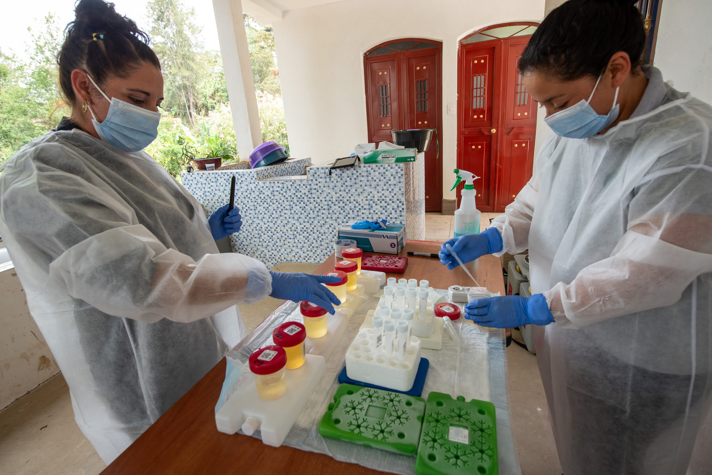Rosalbina Cisneros Marroquín (left) and Evelia Aracely González Jiménez, technicians with Ecolectivos, process urine samples from the study’s subjects.