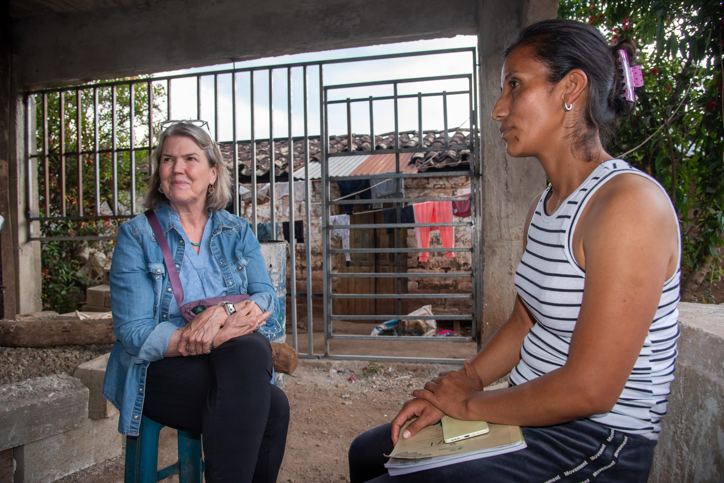 Lisa Thompson meets with Wendy Hernandez, a participant in the Ecolectivos project.