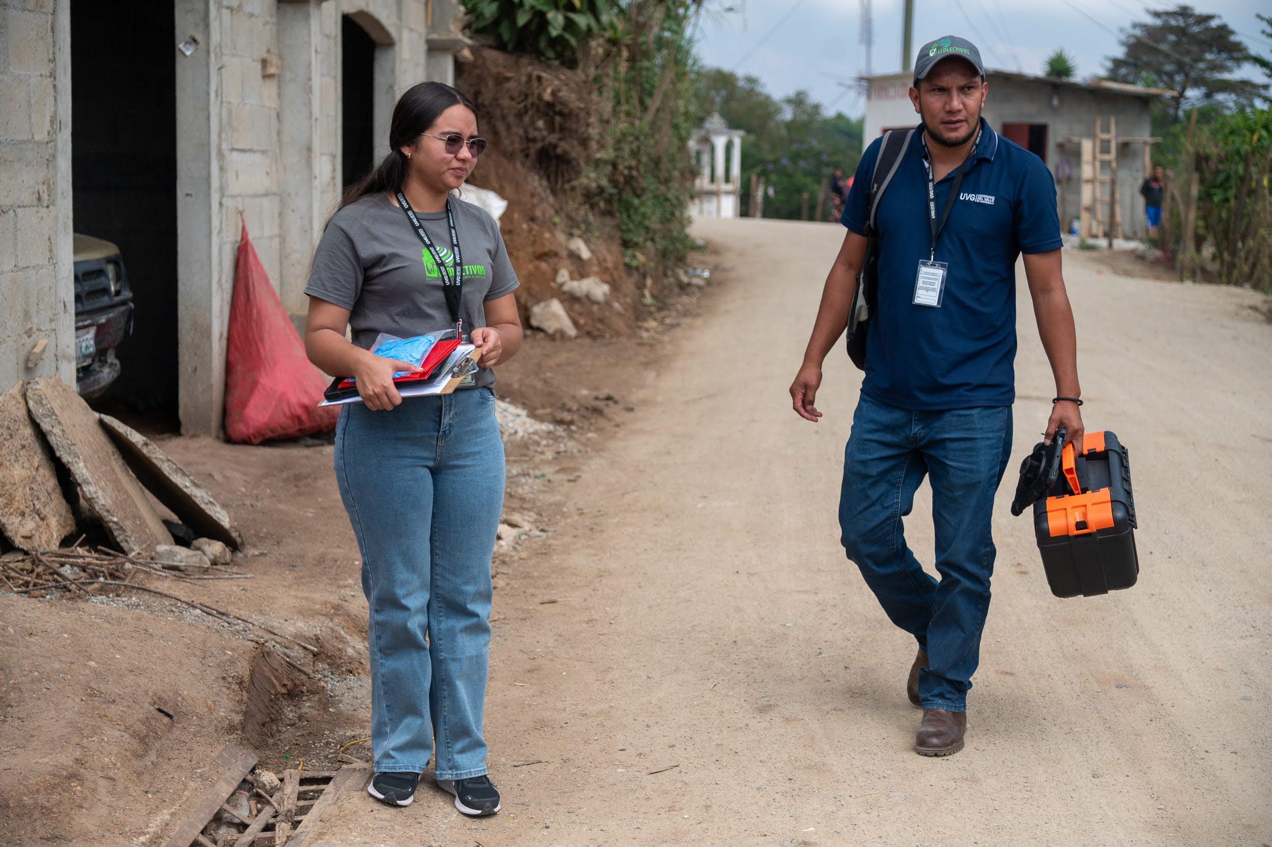 Ecolectivos field workers Yosselin Maribel Merlos Mendoza (left) and Abdías Misael Ramírez Méndez head to a subject’s home in a village in the Santa María Xalapán mountains.