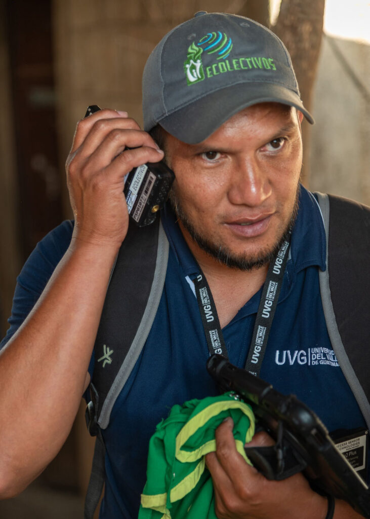 Abdías Misael Ramírez Méndez checks a monitor from an Ecolectivos study subject.