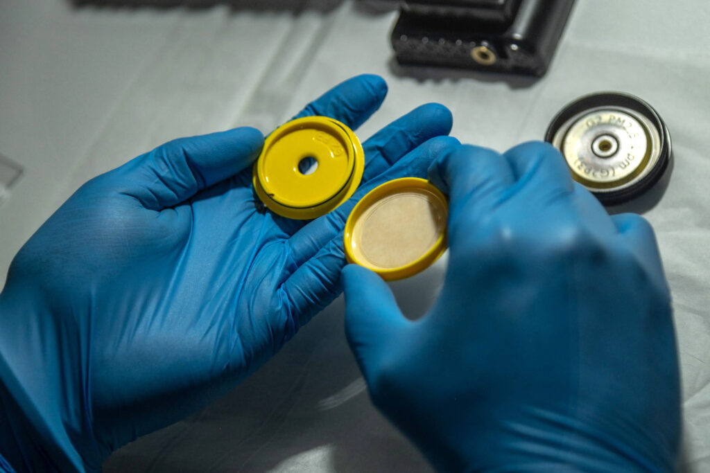 Abdías Misael Ramírez Méndez, with the Ecolectivos project, removes a filter from an air monitor used in the study.