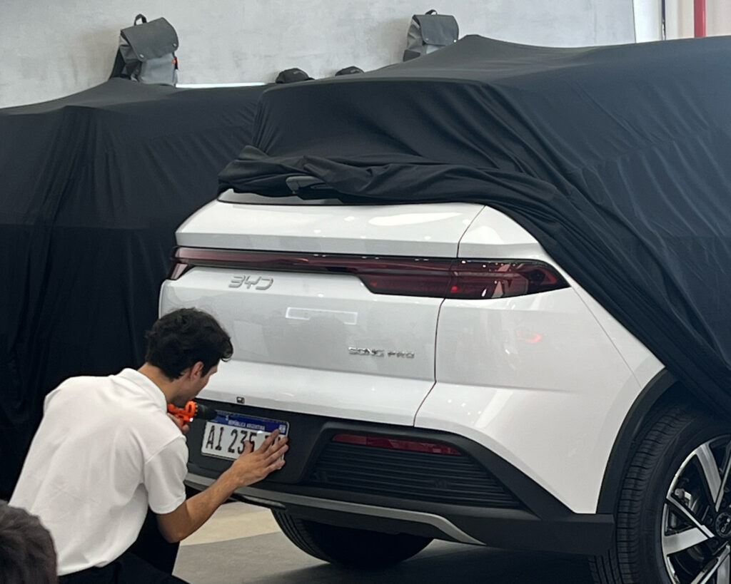 A BYD associate prepares a new vehicle for delivery to customers at the Córdoba dealership. Credit: Katie Surma/Inside Climate News