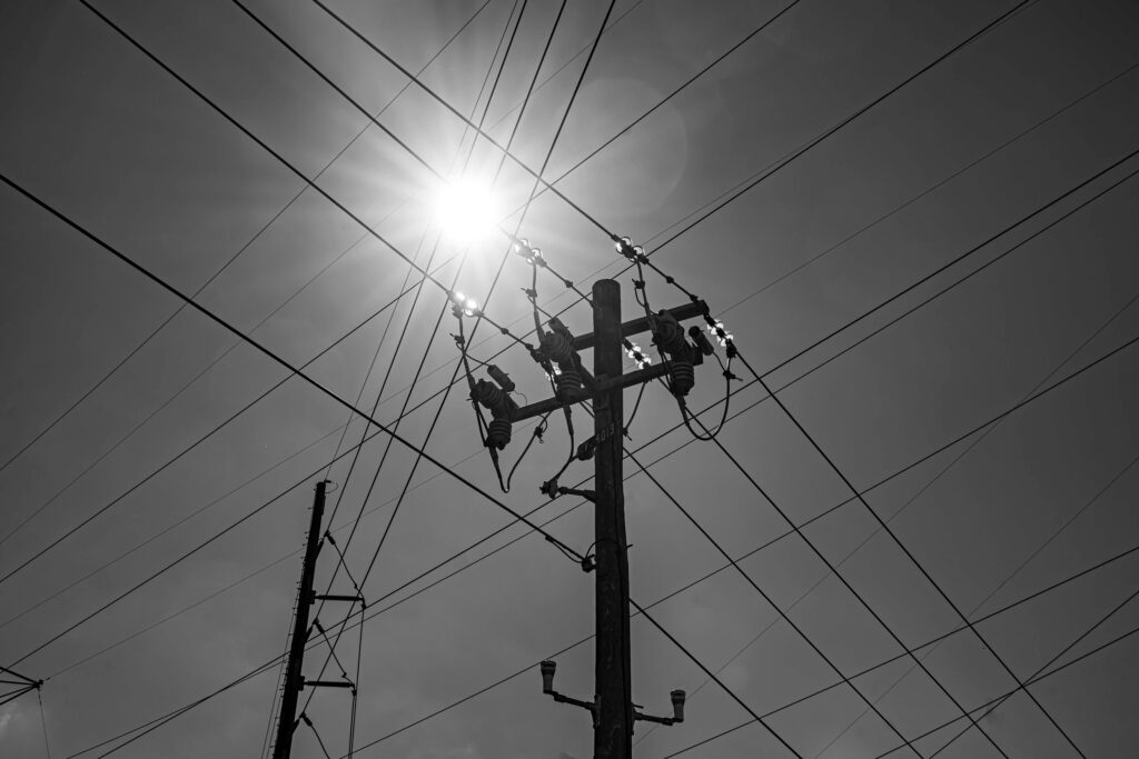 Power lines zigzag the Birmingham sky. Photo credit: Lee Hedgepeth/Inside Climate News
