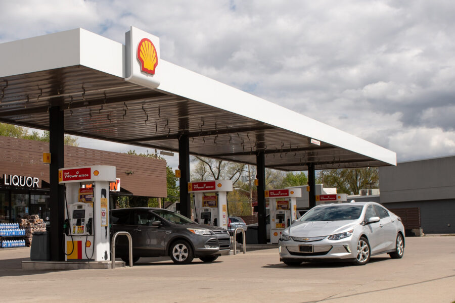 People fill their cars with gas at a Shell station in Birmingham, Mich. Credit: Adam J. Dewey/Anadolu via Getty Images