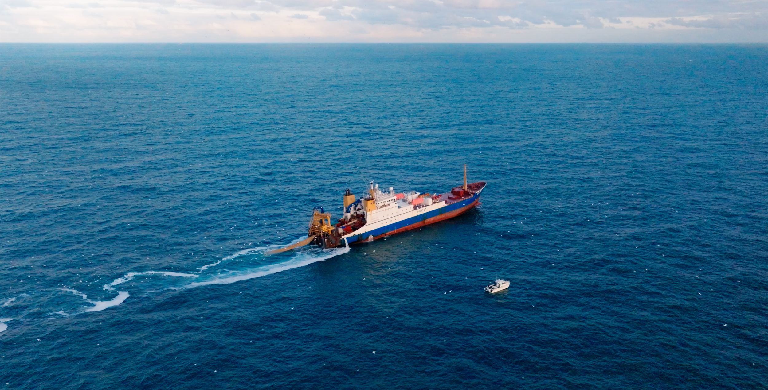 The Dutch vessel Zeeland, measuring 370 feet, fishing alongside a 35 foot vessel. Credit: BLOOM