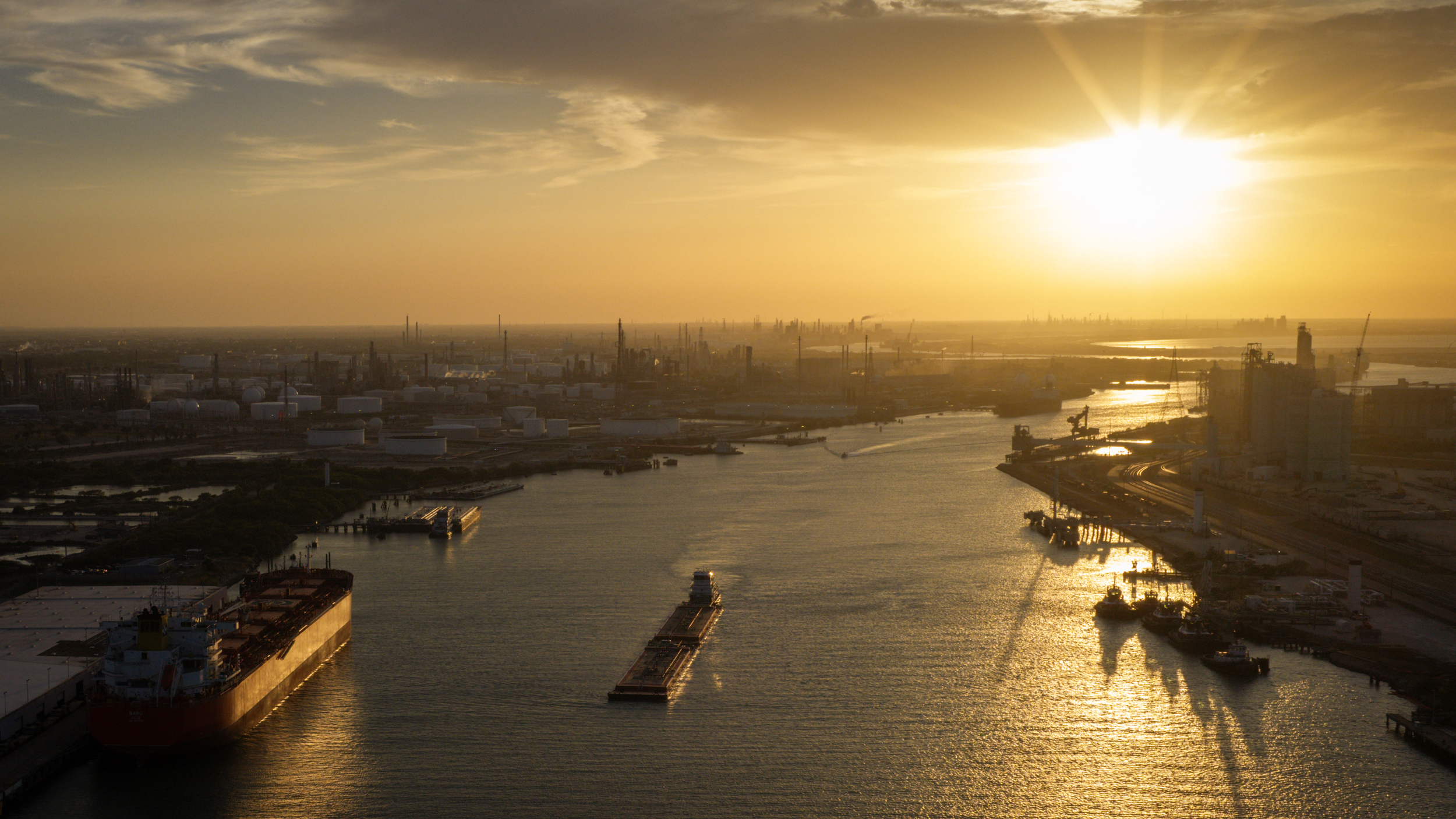 A tug boat pushes barges through the Port of Corpus Christi. Credit: Jon Shapley/Inside Climate News