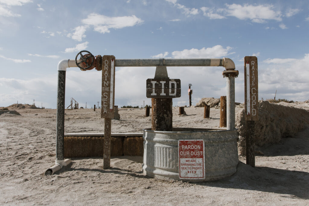 An art installation at Bombay Beach takes aim at the Imperial Irrigation District, the agency that controls the region’s Colorado River water. Credit: Carla Samon Ros/CJI