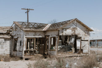 A dilapidated house stands in Calipatria, Calif., a small Imperial Valley community near the Salton Sea. The lithium boom is arriving in a region where residents already face deep economic disparities and longstanding infrastructure challenges. Credit: Carla Samon Ros/CJI