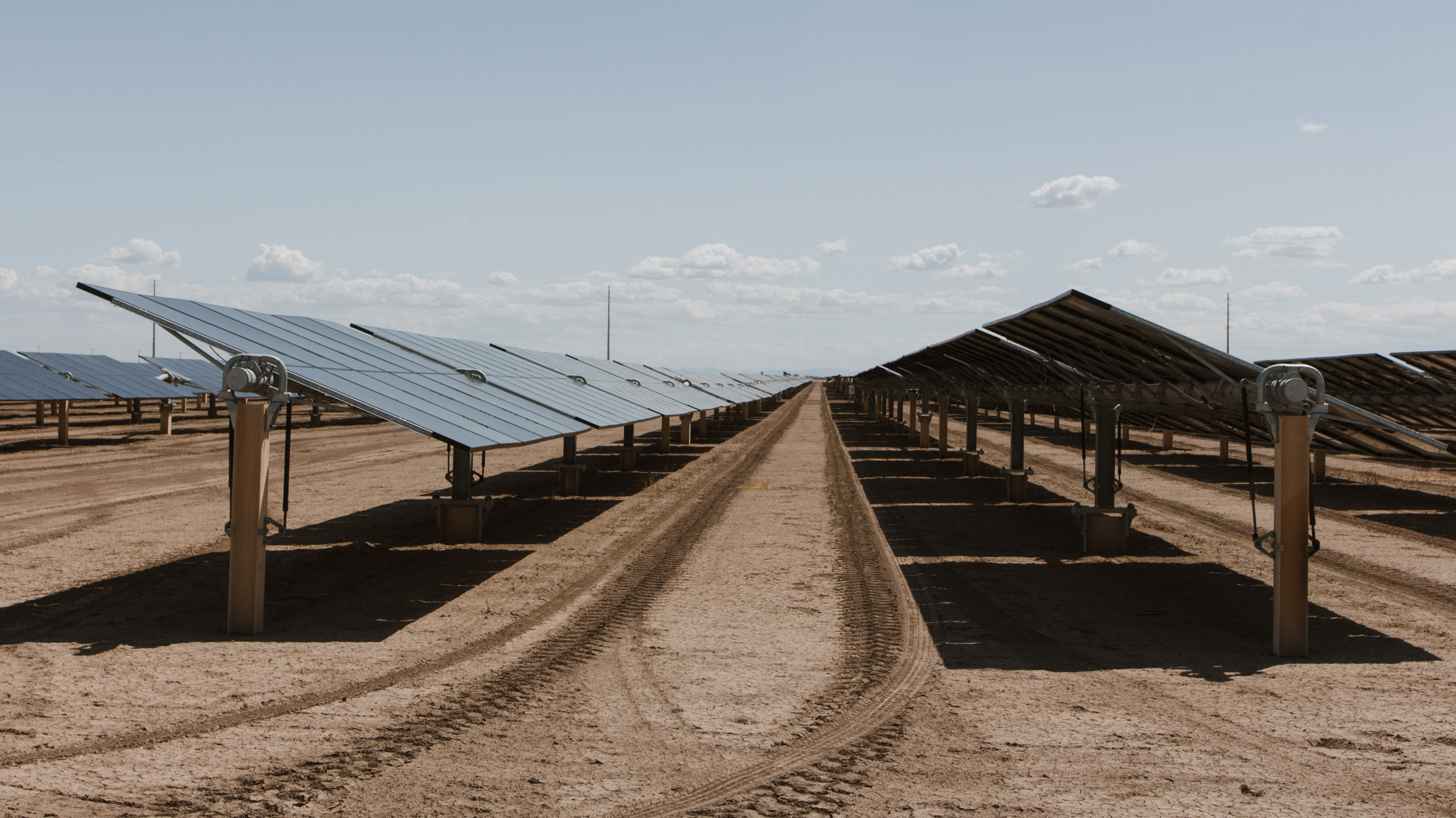 Rows of solar panels stretch across the desert near Calipatria, Calif. The solar boom that preceded today’s lithium push is a cautionary example for some residents: renewable-energy projects brought investment to Imperial Valley, but many of the jobs were temporary, while agricultural land conversions displaced farm work. Credit: Carla Samon Ros/CJI